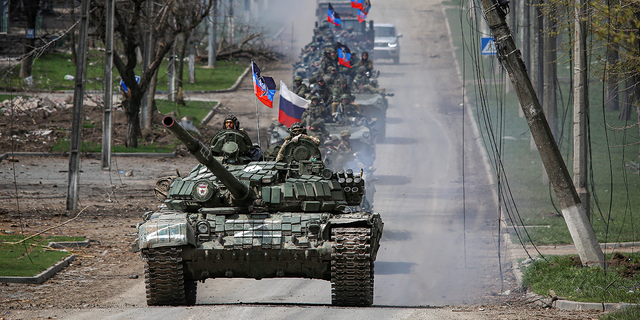 Een konvooi van pro-Russische troepen trekt op donderdag 21 april langs een weg in Mariupol, Oekraïne.
