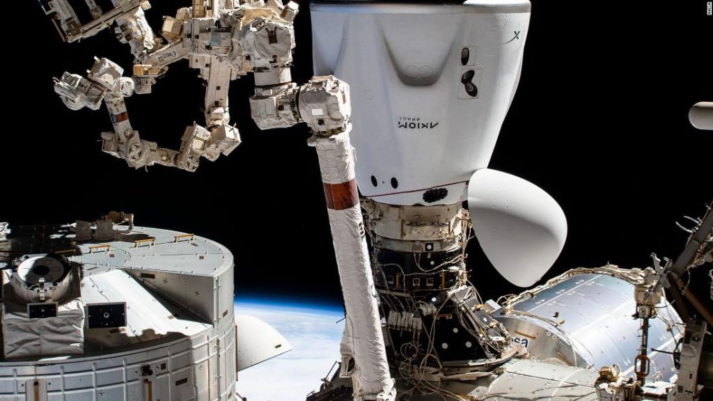 De volledige privémissie van SpaceX-astronauten om na bijna een week vertraging naar huis terug te keren van het internationale ruimtestation ISS