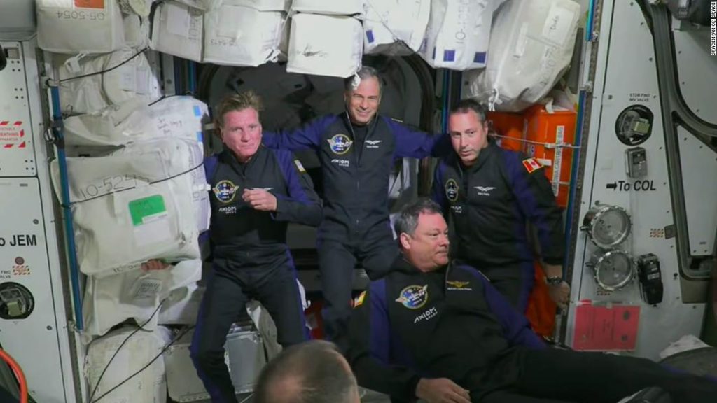 De volledige privémissie van SpaceX-astronauten om na een vertraging van een week van het internationale ruimtestation naar huis terug te keren