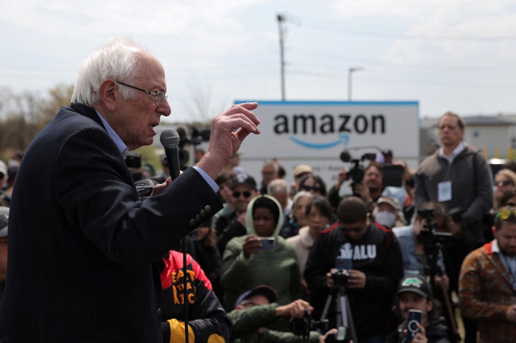 De Amerikaanse senator Bernie Sanders (I-VT) spreekt in een Amazon-faciliteit tijdens een Amazon Workers Union (ALU)-bijeenkomst in Staten Island, New York City, VS, 24 april 2022. 