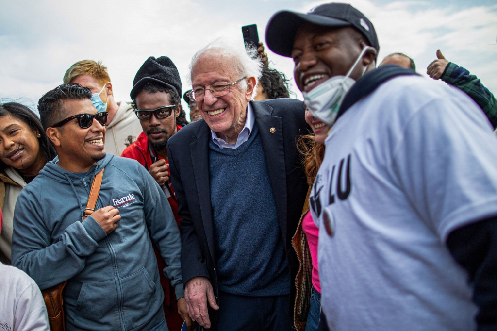 De Amerikaanse senator Bernie Sanders (I-VT) staat op 24 april 2022 bij Amazon-werknemers tijdens een bijeenkomst buiten het bedrijfsgebouw in Staten Island, New York City. Verenigde Staten.