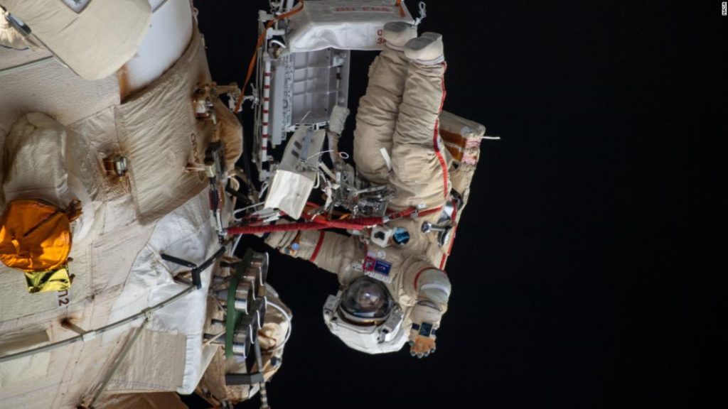 Russische kosmonauten "bellen" de robotarm van het ruimtestation