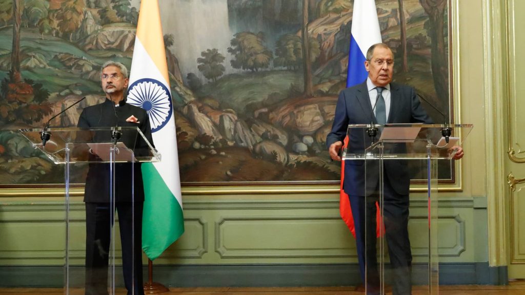 Bezoek van Sergey Lavrov zet India onder druk