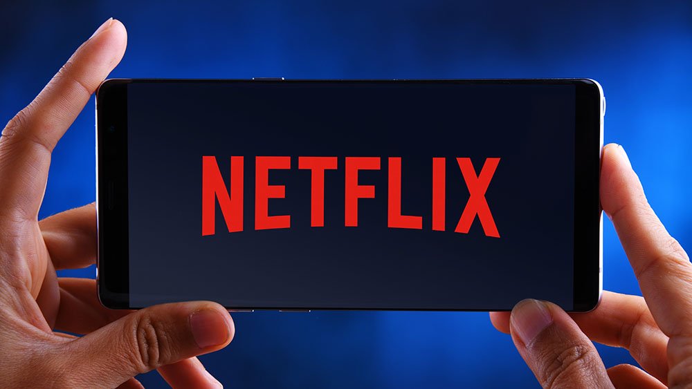 Dow stijgt, maar Netflix crasht 35% op winst;  Tesla-inkomsten verschuldigd