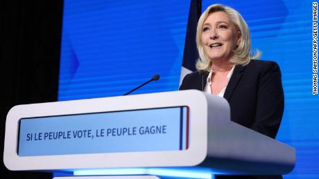 Marine Le Pen spreekt haar aanhangers zondag toe na de eerste ronde van de Franse presidentsverkiezingen.