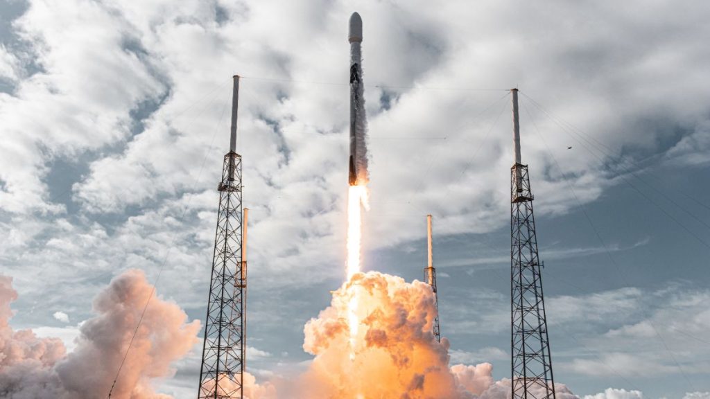 Je kunt vandaag zien hoe SpaceX een raket lanceert vanaf 40 ruimtevluchtsatellieten