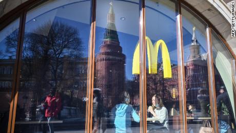 McDonald's zei dat het waarschijnlijk ongebruikte voorraden in Rusland zal moeten verwijderen. 