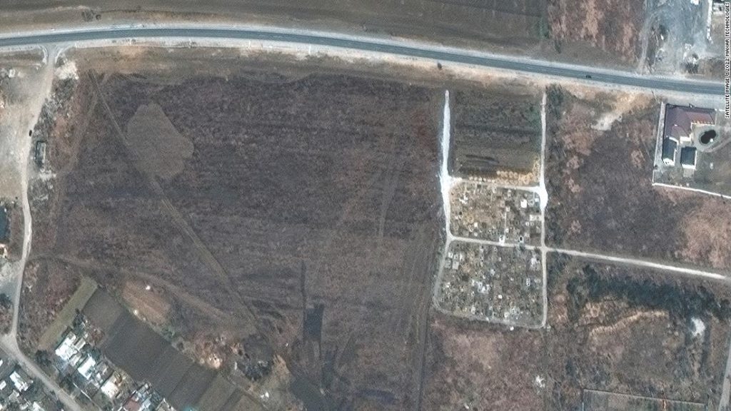 Oekraïense functionarissen zeggen dat massagraven in de buurt van de belegerde Oekraïense stad Mariupol het bewijs zijn van oorlogsmisdaden
