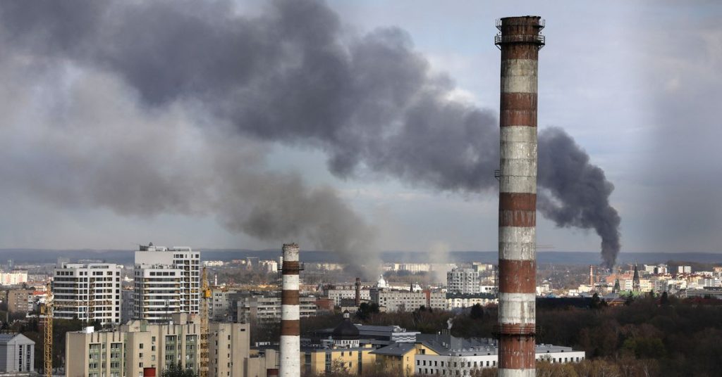 Oekraïne zegt dat Rusland zijn inval in het oosten begon en burgers doodde;  7 sterven in Lviv