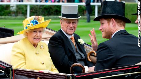 Prins Harry is afgebeeld met zijn grootouders koningin Elizabeth II en prins Philip, hertog van Edinburgh in 2016 in Ascot, Engeland.