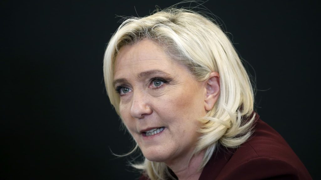 Russische relaties achtervolgen extreemrechtse kandidaat Le Pen