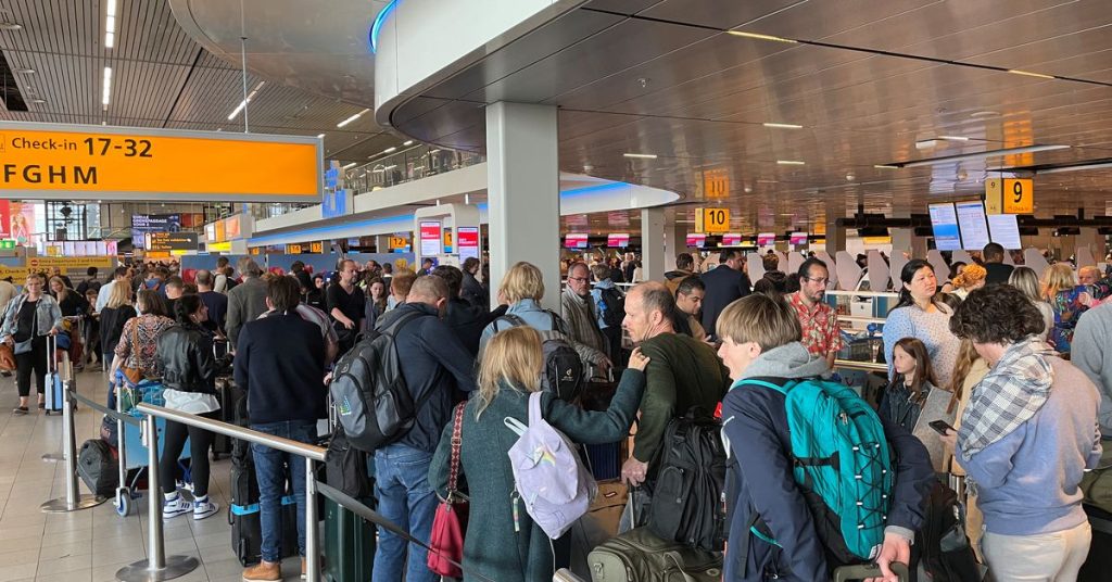 Staking veroorzaakt chaos op luchthaven Amsterdam als vakantie begint