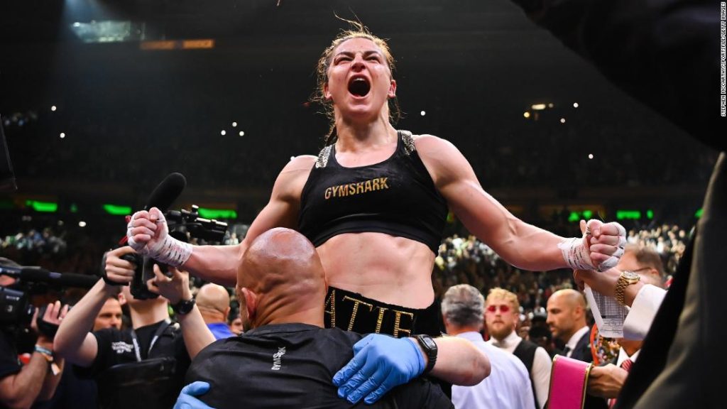 Katie Taylor versloeg Amanda Serrano in haar eerste tweekoppige bokswedstrijd voor vrouwen in Madison Square Garden