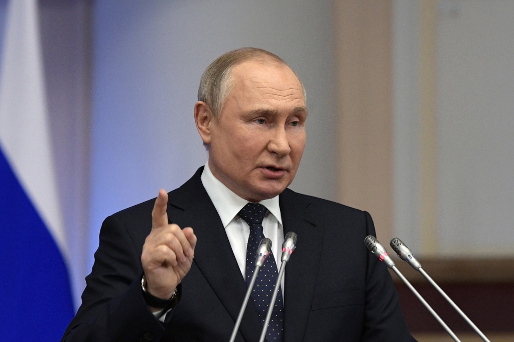 De Russische president Vladimir Poetin spreekt een vergadering toe van de Raad van Wetgevers van de Russische Federale Vergadering in het Taurisch paleis in Sint-Petersburg, Rusland, 27 april 2022.