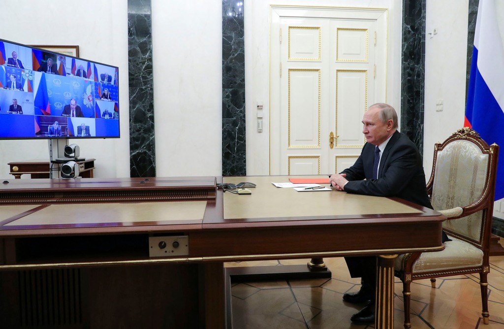 De Russische president Vladimir Poetin zit een vergadering voor met leden van de Veiligheidsraad via videoconferentie in het Kremlin in Moskou, Rusland, vrijdag 29 april 2022.