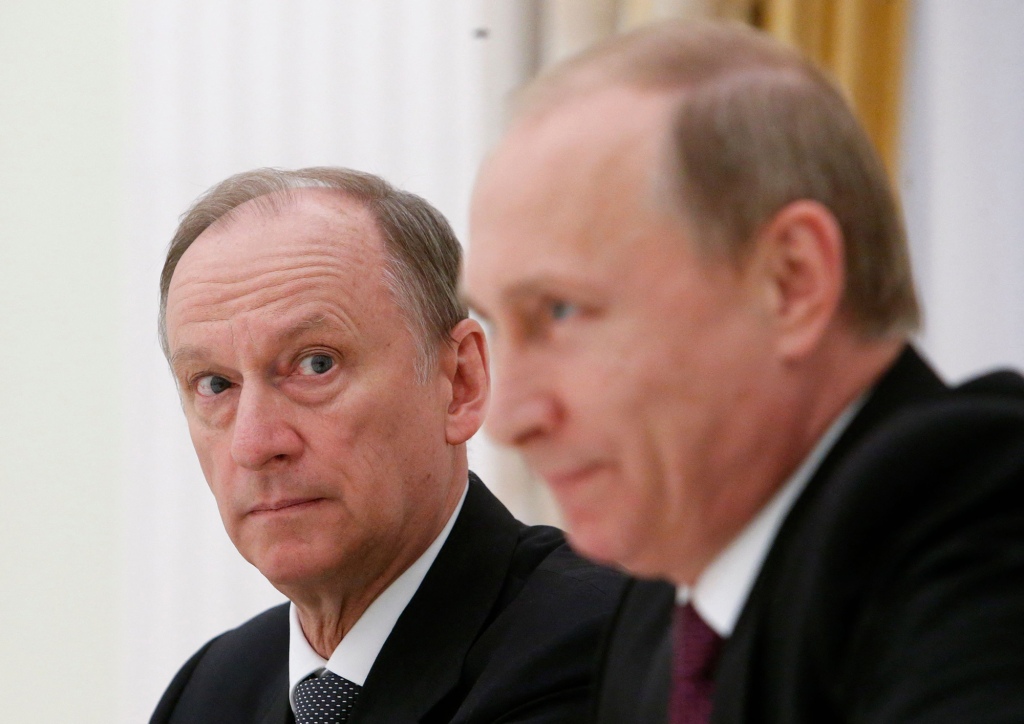 De Russische secretaris van de Veiligheidsraad Nikolai Patrushev (L) kijkt naar president Vladimir Poetin tijdens een ontmoeting met de hoogste BRICS-functionarissen die verantwoordelijk zijn voor veiligheidszaken in het Kremlin in Moskou op 26 mei 2015.