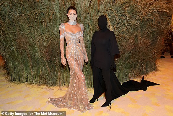 2021 - Zuster Kendall Jenner, links, stal de show in Givenchy