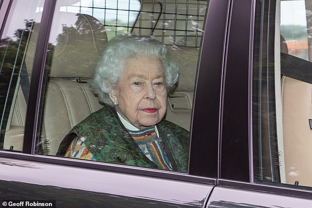 De koningin wordt op 27 april via Sandringham naar haar helikopter teruggevlogen naar Windsor