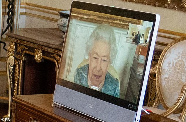 Koningin Elizabeth II, een inwoner van Windsor Castle, verschijnt vandaag op het scherm via een videolink tijdens een virtueel publiek in Buckingham Palace in Londen.