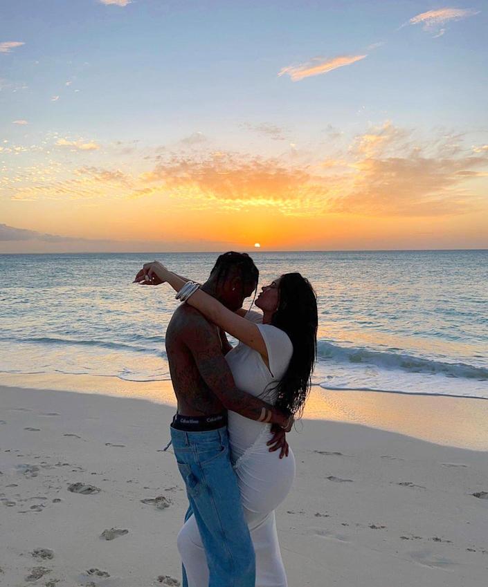 Kylie Jenner en Travis Scott Poza maken romantische strandfoto's en voeren hagedissen met dochter Stormi