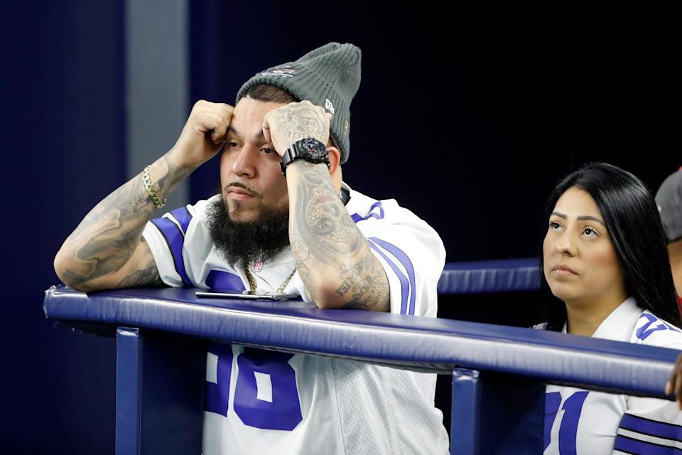 Een eeuwige blik voor een Cowboys-fan aan het einde van het seizoen na alweer een afwezigheid in de play-offs: verdriet.  (Associated Press/Roger Steinman)