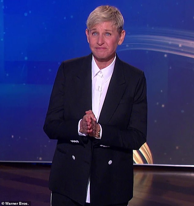 Afscheid: Ellen DeGeneres gaat voor de laatste keer naar buiten... terwijl ze haar vrouw op de eerste rij Portia De Rossi aanmoedigt vanaf de laatste show met gasten Jennifer Aniston, Billie NK, Billie Eilish