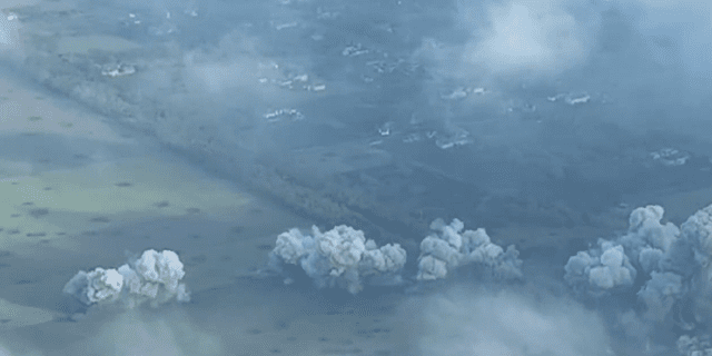 Rook stijgt in de lucht na explosies veroorzaakt door het Russische leger in Novomikhalevka, Oekraïne.