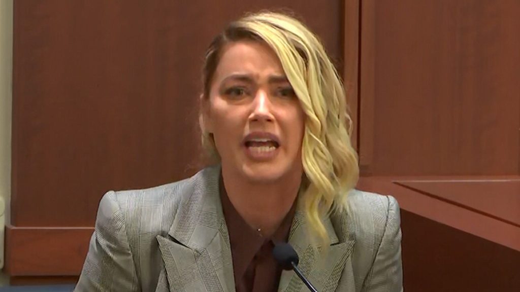 Amber Heard huilt op wacht, zegt dat ze doodsbedreigingen krijgt tijdens proces Depp