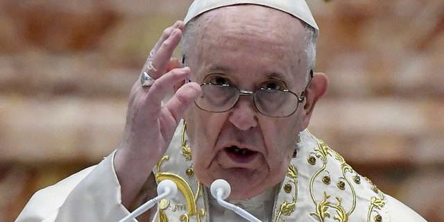 Paus Franciscus spreekt de zegen uit van een Europeaan en een Europeaan na het vieren van de paasmis in de Sint-Pietersbasiliek in het Vaticaan op zondag 4 april 2021, tijdens de COVID-19-coronaviruspandemie.