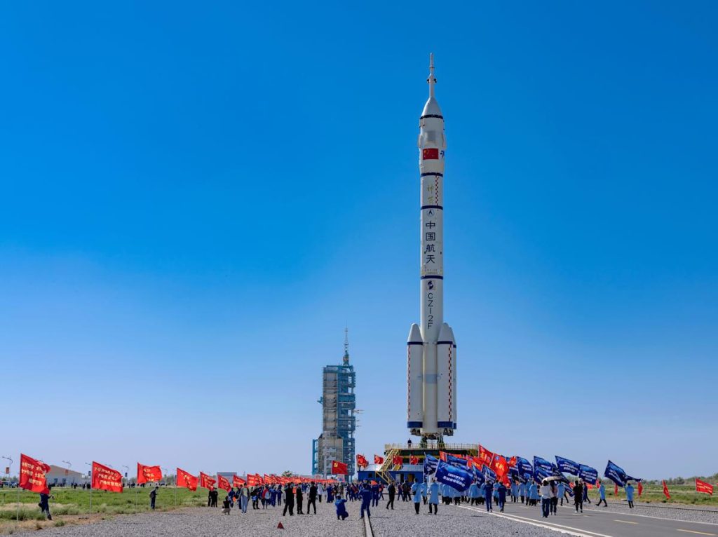 Een Chinees ruimtecentrum ontdekte een mysterieus storingsapparaat buiten zijn basis, slechts enkele weken voor de lancering van een bemande raket