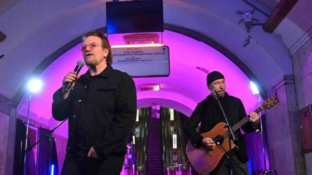 Bono presenteert een "vredesfeest" op het metrostation van Kiev en bezoekt gebombardeerde steden