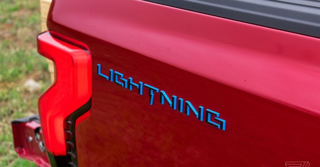 Ford introduceert eerste F-150 Lightning terwijl de oorlog tegen elektrische vrachtwagens in een hogere versnelling komt