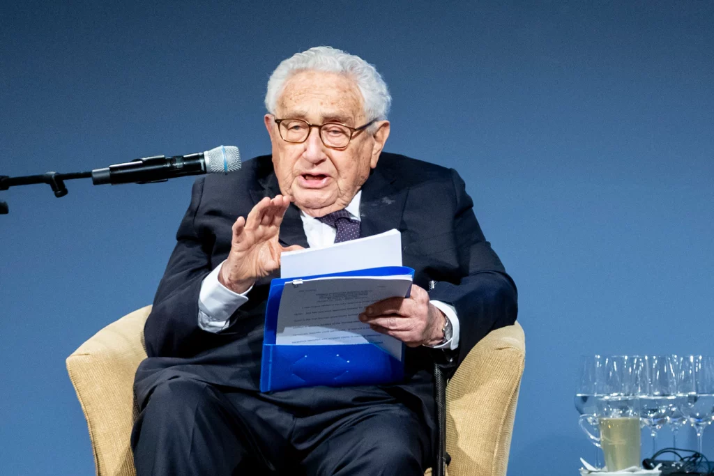 Henry Kissinger zegt dat Oekraïne grondgebied aan Rusland moet afstaan ​​om de oorlog te beëindigen