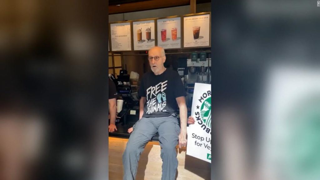 James Cromwell stak zijn hand op een Starbucks-balie uit protest tegen de veganistische melkbelasting