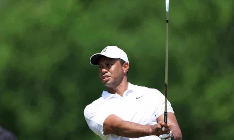 Tiger Woods tijdens een trainingstour in South Hills