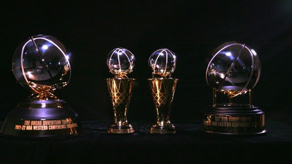 NBA onthult nieuwe titels, onderscheidingen Larry Bird, Magic Johnson, Bob Kosey en Oscar Robertson