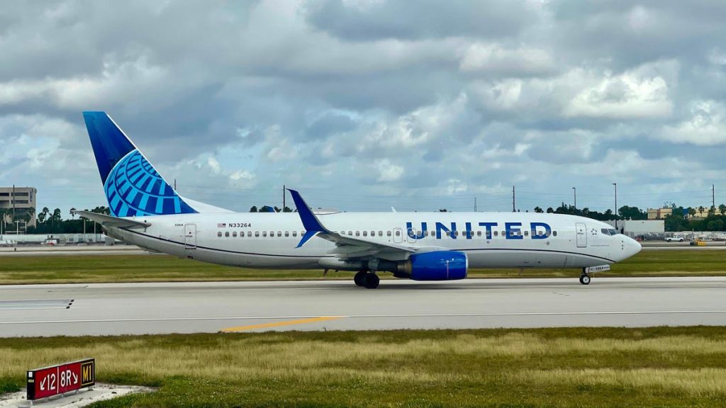 Passagier United Airlines springt uit Boeing 737