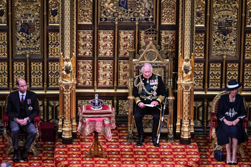 Prins Charles staat voor de toespraak van koningin Elizabeth in het parlement