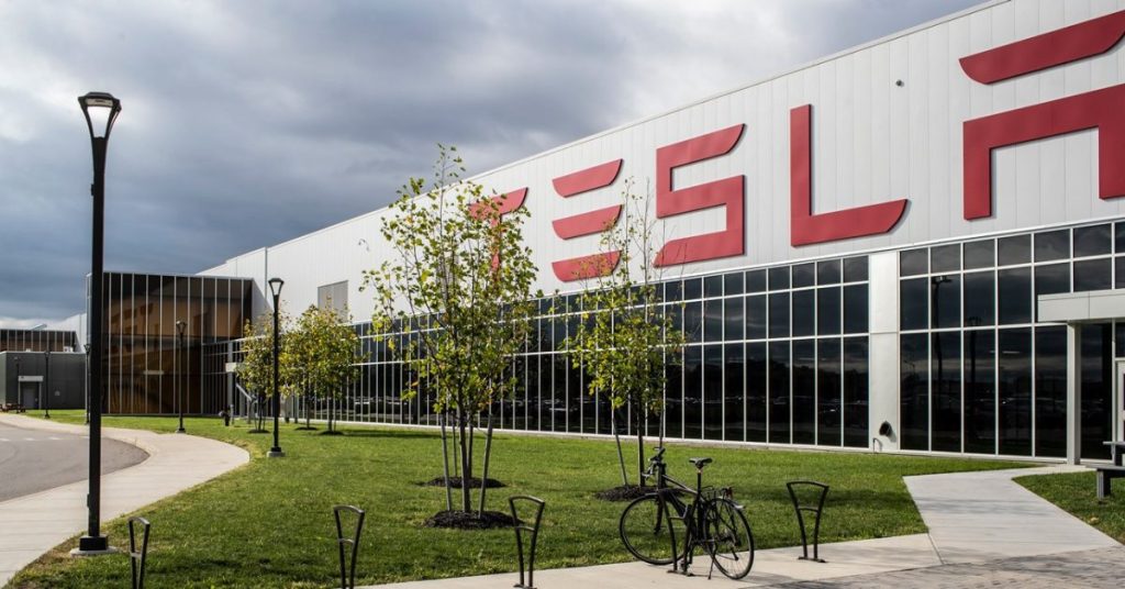 Tesla heeft ingestemd met de bouw van een fabriek voor batterijen en elektrische voertuigen in Indonesië, zei een functionaris