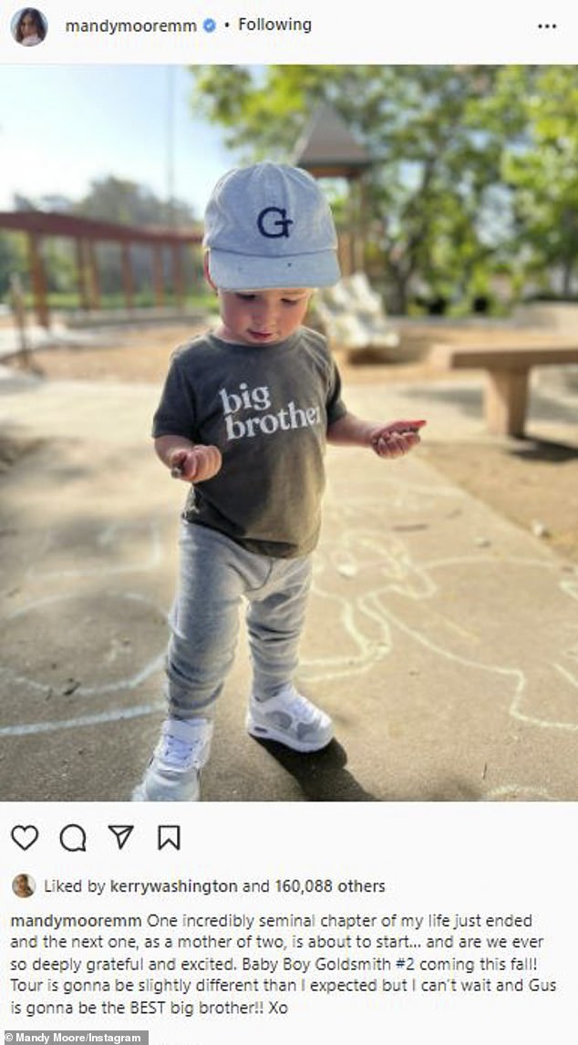 'Ik kan niet wachten': Mandy Moore is zwanger van haar tweede zoon met Taylor Goldsmith en brak het nieuws vrijdag met een schattige foto van hun eerste kind, Gus, een van hen op Instagram
