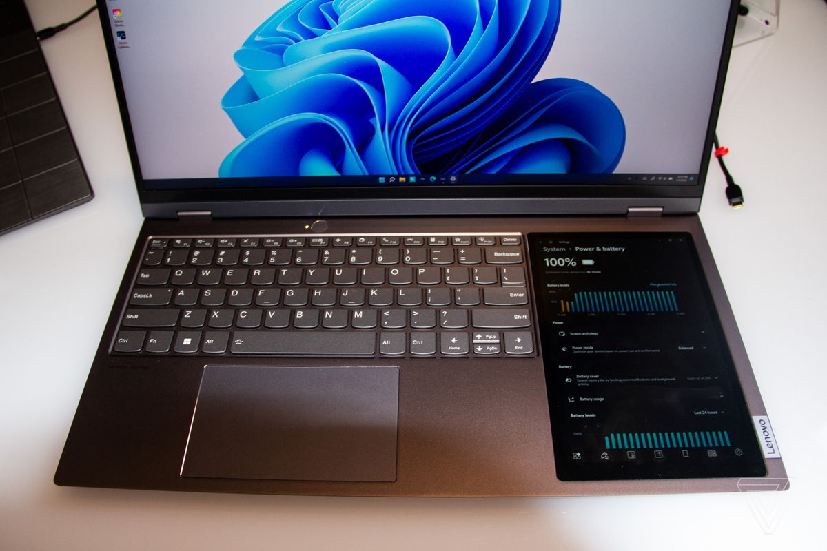 Lenovo ThinkBook plus Gen 3-toetsenbord van bovenaf gezien.  Het hoofdscherm toont een blauwe werveling op een witte achtergrond.