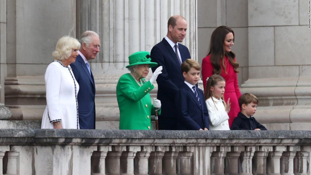 Koningin Elizabeth II verschijnt plotseling op het balkon van het paleis om het jubileum af te sluiten