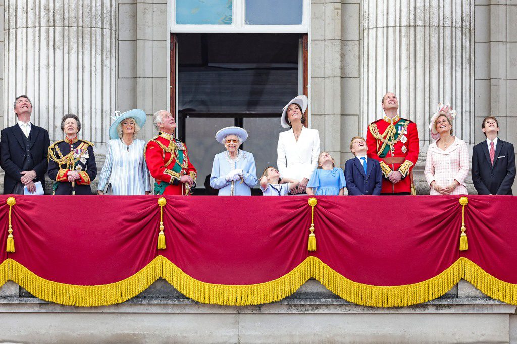 Senior leden van de koninklijke familie werden donderdag gezien op het balkon van Buckingham Palace.  Harry en Markle moesten binnen wachten. 