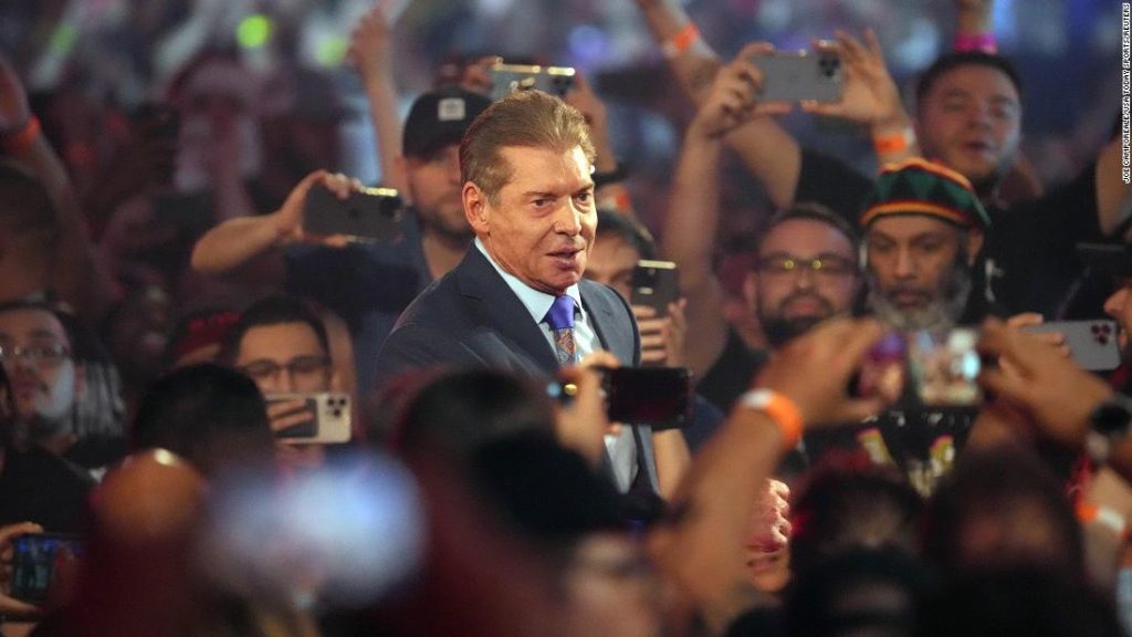 Vince McMahon betreedt 'Smackdown'-podium nadat beschuldigingen van wangedrag aan de oppervlakte kwamen