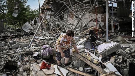 Bewoners zoeken naar bezittingen onder het puin van hun huizen nadat op 1 juni drie huizen in de stad Slovensk in de Donbass-regio in het oosten van Oekraïne werden verwoest door een aanval.