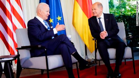 De Duitse bondskanselier Olaf Schultz, rechts, verwelkomt de Amerikaanse president Joe Biden, links, op een bilaterale bijeenkomst in Elmau Castle in Kruen, nabij Garmisch-Partenkirchen, Duitsland, op zondag 26 juni 2022. 
