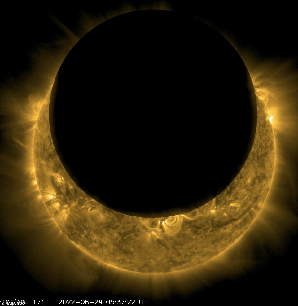 Het Solar Dynamics Observatory (SDO) heeft gisteren vanaf ongeveer 5:20 uur GMT (1:20 uur ET) de maan voor de zon vastgelegd.