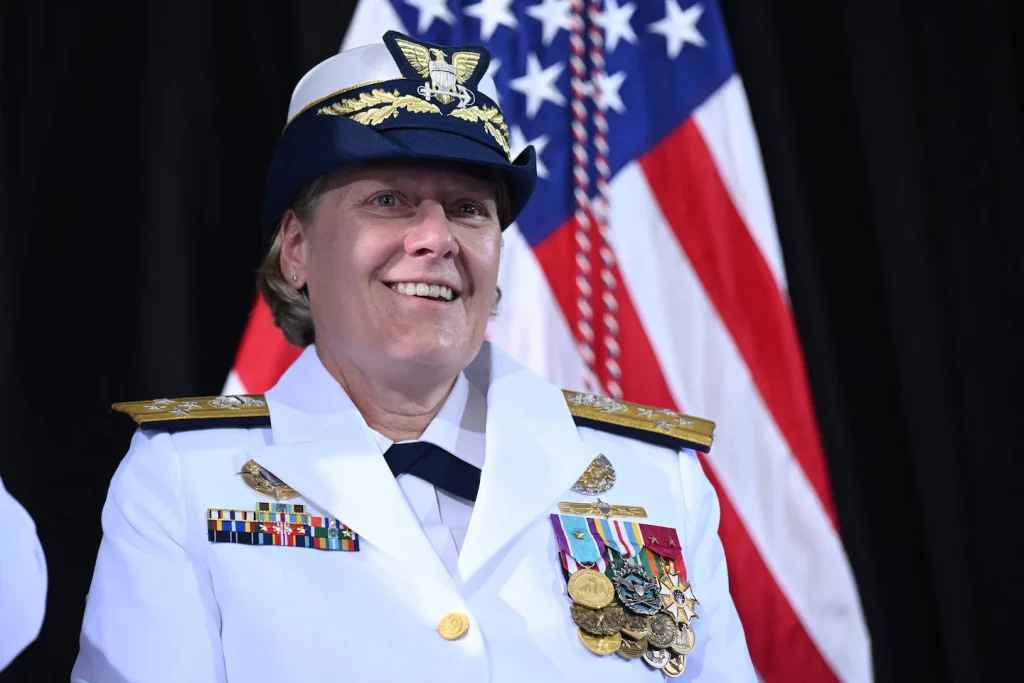 Admiraal Linda Fagan wordt de eerste vrouw die het bevel voert over de Amerikaanse kustwacht