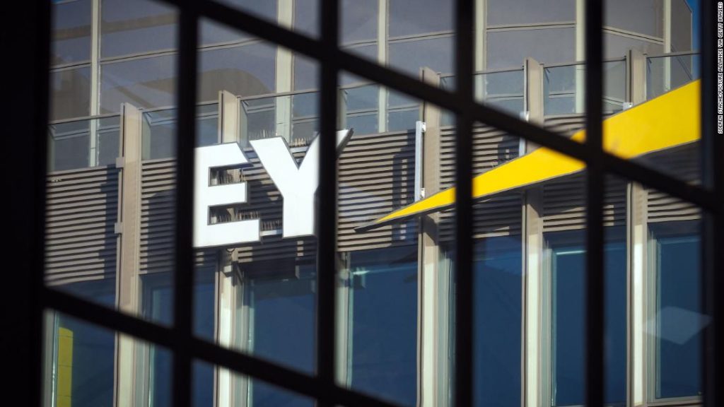 Ernst & Young krijgt een boete van $ 100 miljoen nadat medewerkers spiekten bij CPA-examens