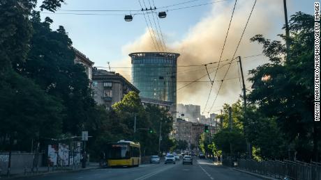 Rook stijgt op na een Russische luchtaanval in de wijk Shevchenkivsky in Kiev op 26 juni 2022. 